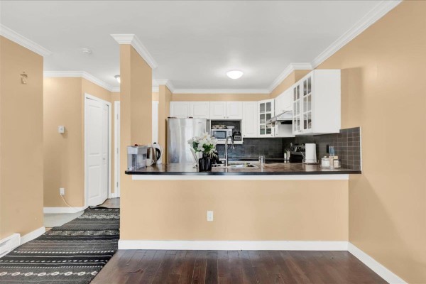 210 15130 108 Avenue, Surrey, BC V3R0T8 Photo 4