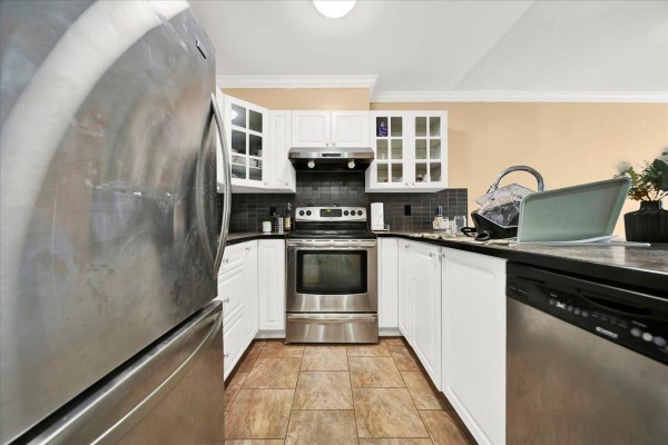 210 15130 108 Avenue, Surrey, BC V3R0T8 Photo 5