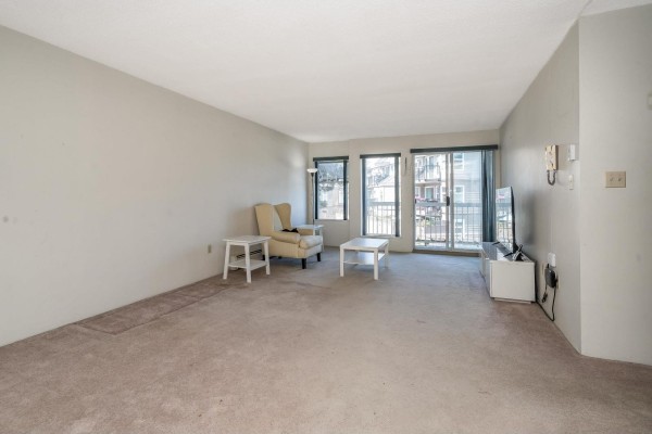 210 1860 E Southmere Crescent, Surrey, BC V4A6Y7 Photo 4