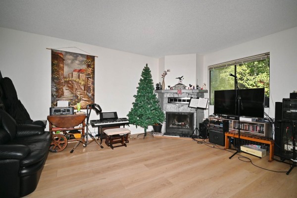 210 7144 133b Street, Surrey, BC V3W8A4 Photo 2