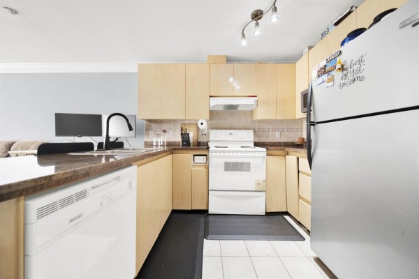210 8115 121a Street, Surrey, BC V3W1J2 Photo 4
