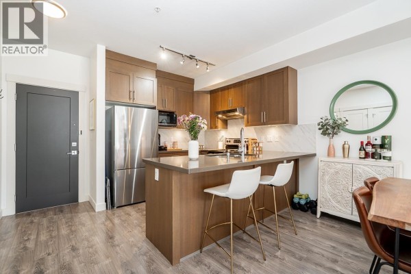 210 827 Roderick Avenue, Coquitlam, BC V3K0E3 Photo 2