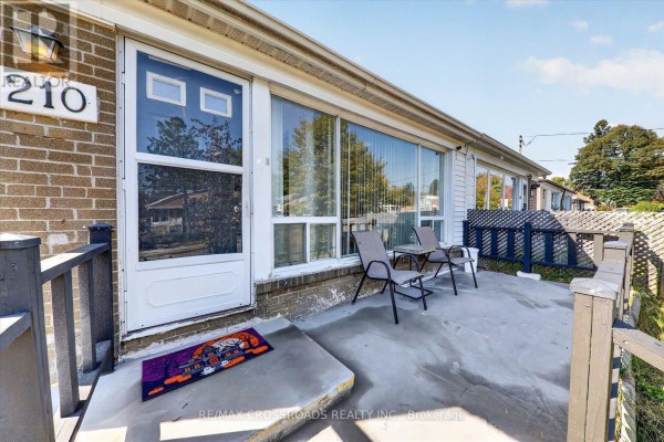 Primary Bedroom - 210 Linden Avenue, Toronto, ON M1K3H8 Photo 4