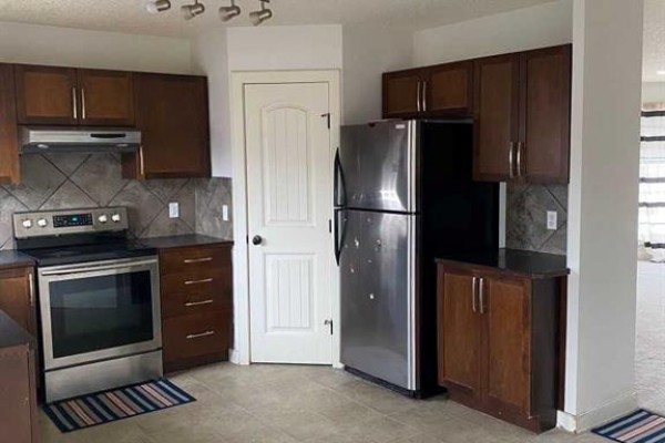 2pc Bathroom - 210 Saddlebrook Way Ne, Calgary, AB T3J0B5 Photo 4