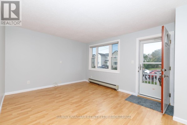Living room - 210 Taylor Street, Thorold, ON L2V1C3 Photo 4