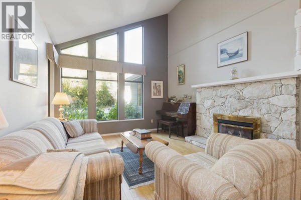 2102 Kirkstone Place, North Vancouver, BC V7J3R1 Photo 4