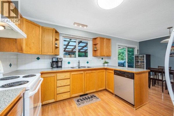 Living room - 2105 20 Avenue, Vernon, BC V1T7J7 Photo 5