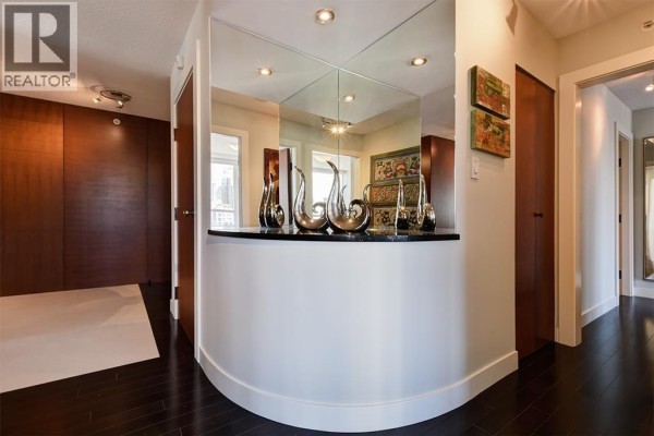 2106 1228 Marinaside Crescent, Vancouver, BC, photo 2