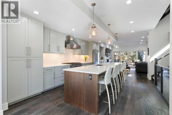 4pc Bathroom - 2106 27 Avenue Sw, Calgary, AB T2T1H7 Photo 5