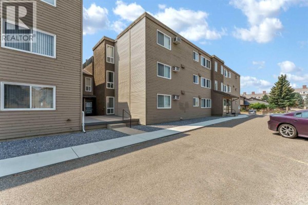 Living room - 211, 1051 3 Street Nw, Medicine Hat, AB T1A7Y4 Photo 2