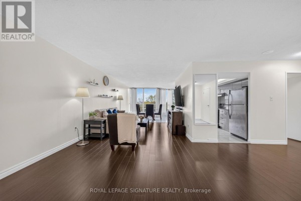 Kitchen - 211 - 1 Rowntree Road, Toronto, ON M9V5G7 Photo 4