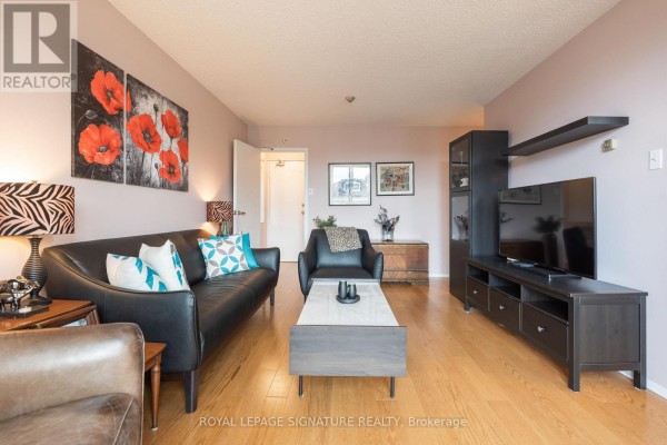 Bedroom 2 - 211 - 1071 Woodbine Avenue, Toronto, ON M4C4C2 Photo 5