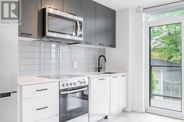 Kitchen - 211 - 2300 St Clair Avenue W, Toronto, ON M6N0B3 Photo 3