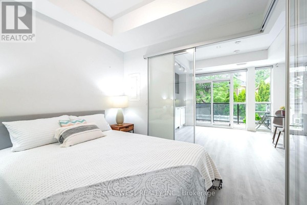 Den - 211 - 2300 St Clair Avenue W, Toronto, ON M6N0B3 Photo 5