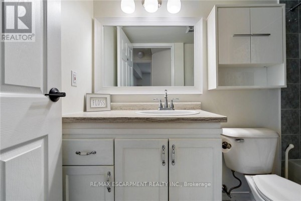 Kitchen - 211 - 3499 Upper Middle Road, Burlington, ON L7R3X5 Photo 3