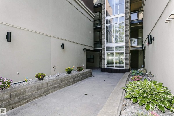 Floor plan of a 949 sq ft apartment showing two bedrooms, two bathrooms, kitchen, living, and dining areas. - #211 10808 71 Av Nw, Edmonton
