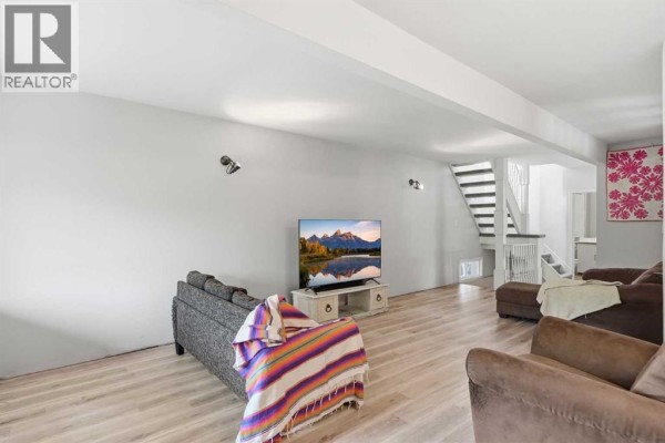 Living room - 211 7 Street Ne, Calgary, AB T2E4C1 Photo 5