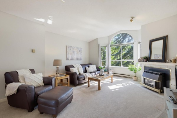 211 9072 Fleetwood Way, Surrey, BC V3R0M6 Photo 4