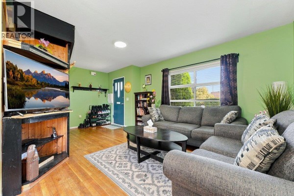 211 Douglas Crescent, Richmond, BC V7B1E4 Photo 2
