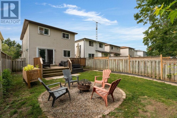Kitchen - 211 Hickling Trail, Barrie, ON L4M5W6 Photo 5