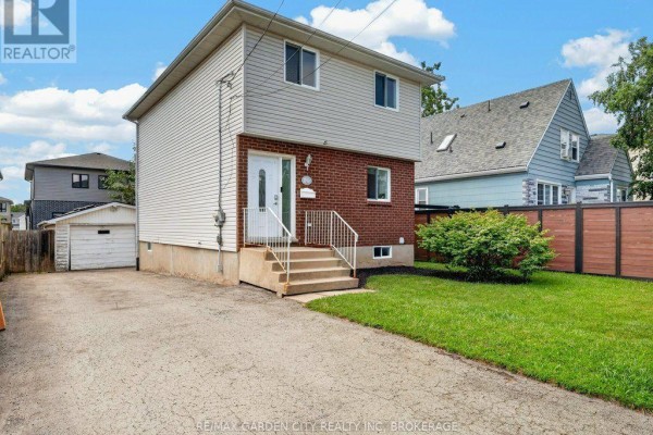 Kitchen - 211 Morton Street S, Thorold, ON L2V1C8 Photo 3