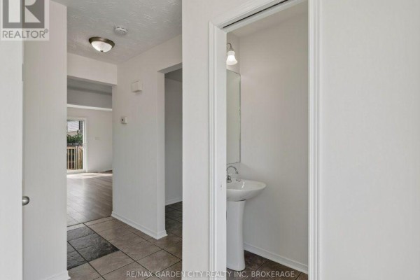 Bathroom - 211 Morton Street S, Thorold, ON L2V1C8 Photo 5