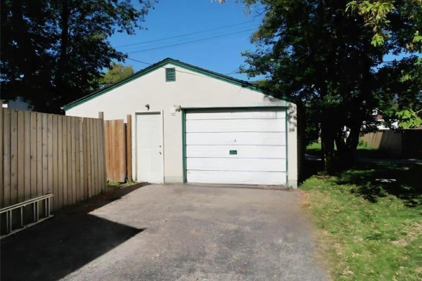 Living room - 211 Sutherland Avenue, Selkirk, MB R1A0M2 Photo 3