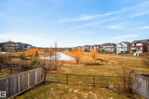 Family room - 2110 53 St Sw, Edmonton, AB T6L3K3 Photo 4
