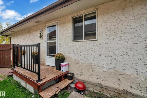 Kitchen - 2114 38 St Nw, Edmonton, AB T6L4C3 Photo 3