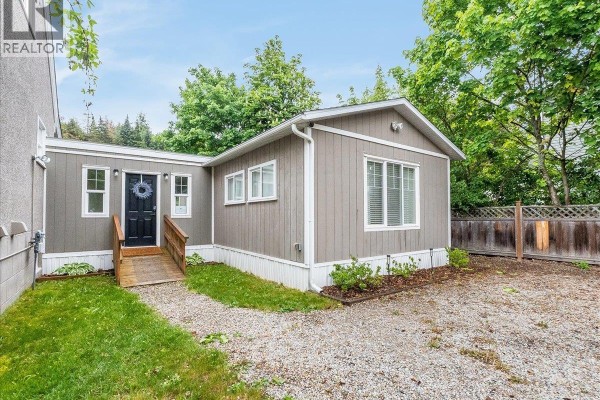 Primary Bedroom - 2116 Columbia Avenue, Castlegar, BC V1N2X1 Photo 5