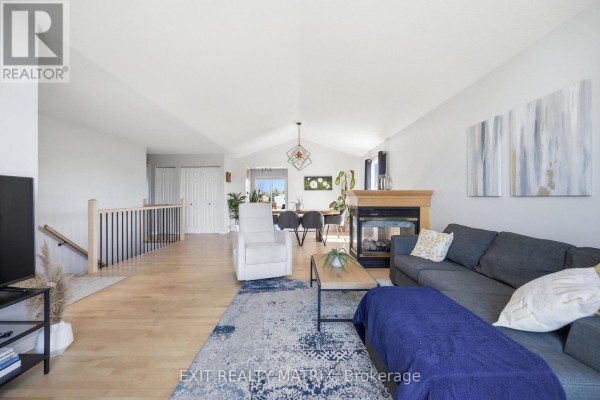 Primary Bedroom - 2117 Lemery Street, Clarence Rockland, ON K0A1E0 Photo 5