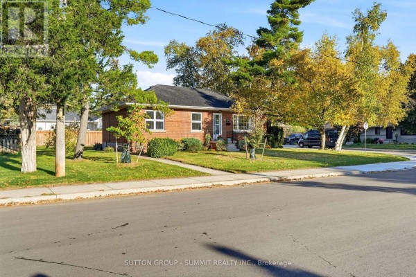 2117 Maplewood Drive, Burlington