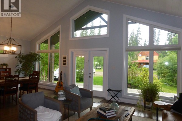Living room - 212 & 210 Spruce Bay, Brightsand Lake, SK S0M0H0 Photo 4