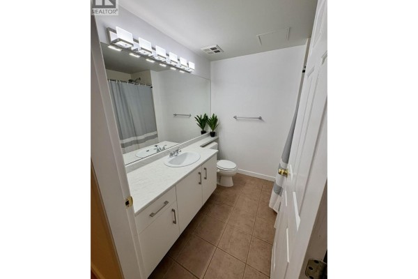 212 3600 Windcrest Drive, North Vancouver, BC V7G2S5 Photo 4