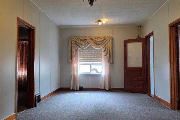 Living room - 212 6th Avenue Ne, Swift Current, SK S9H2M2 Photo 5