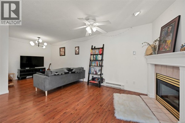 Living room - 212 899 Darwin Ave, Saanich, BC V8X2X7 Photo 4