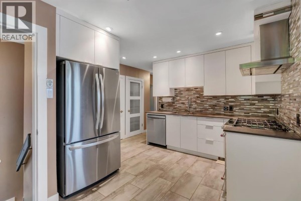 Kitchen - 212 Blackthorn Road Nw, Calgary, AB T2K3S3 Photo 2