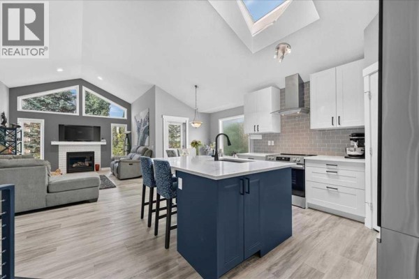 Kitchen - 212 Cresthaven Place Sw, Calgary, AB T3B5W4 Photo 2