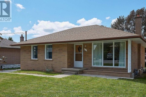 212 Hallett Avenue, Whitby