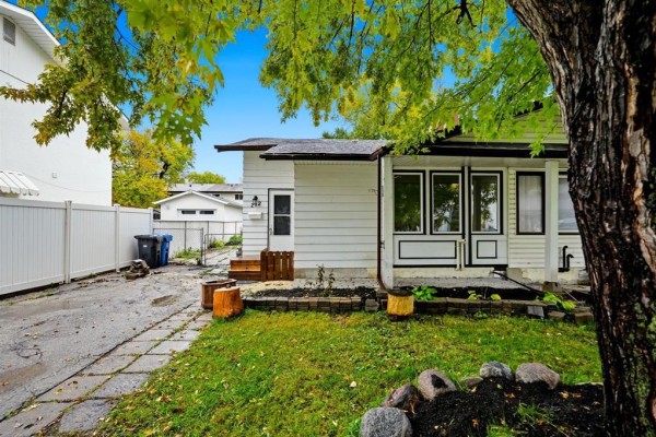 212 Lake Ridge Road, Winnipeg