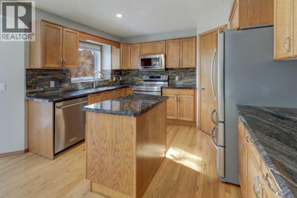 Kitchen - 212 Riverview Close Se, Calgary, AB T2C4G7 Photo 5