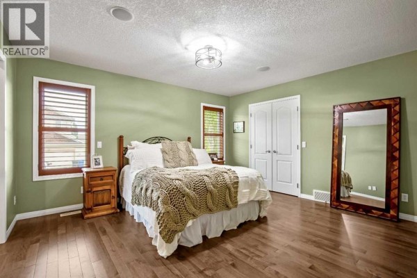 Living room - 212 Westland Street, Okotoks, AB T1S2L3 Photo 5