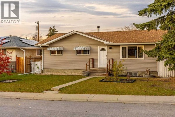 Primary Bedroom - 2120 Milne Drive Ne, Calgary, AB T2E6B8 Photo 3