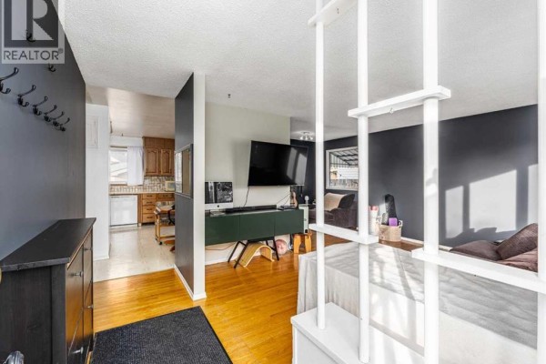 Bedroom - 2120 Milne Drive Ne, Calgary, AB T2E6B8 Photo 5