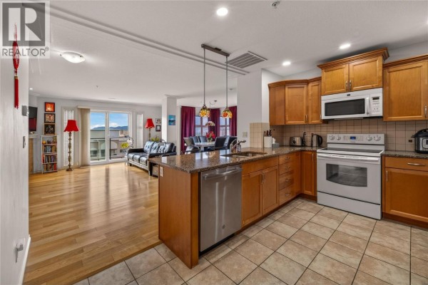 5pc Ensuite bath - 2125 Atkinson Street Unit# 1003, Penticton, BC V2A9E6 Photo 2