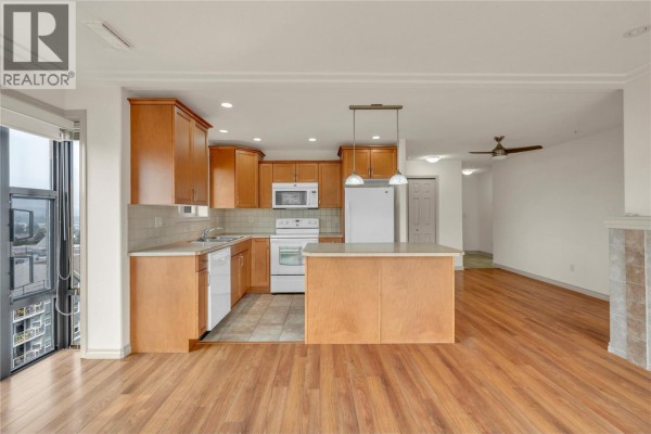 Kitchen - 2125 Atkinson Street Unit# 705, Penticton, BC V2A9E6 Photo 4