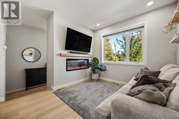 Living room - 2127 12 Street Nw, Calgary, AB T2M3M8 Photo 4