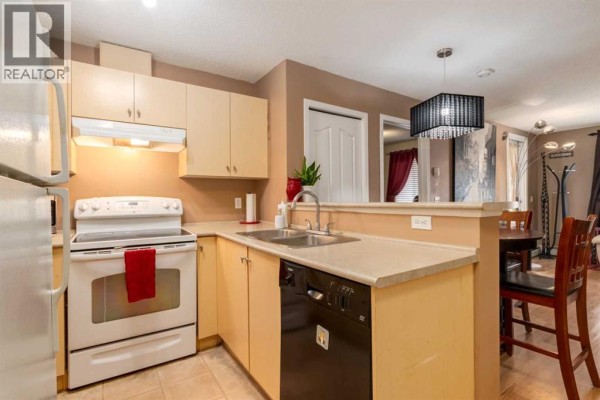 Living room/Dining room - 2128, 8 Bridlecrest Drive Sw, Calgary, AB T2Y0H7 Photo 3