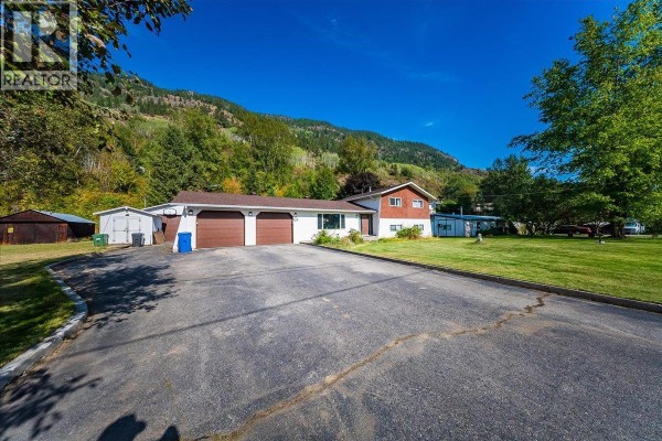 Full bathroom - 2129 Raspberry Road, Castlegar, BC V1N4T6 Photo 4
