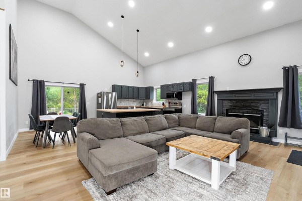 Family room - 213 2nd Avenue, Rural Wetaskiwin County, AB T0C1X0 Photo 4